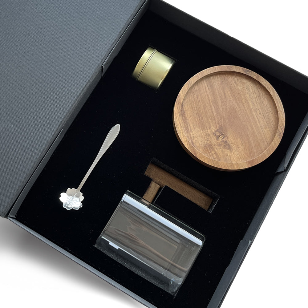 Between Mountains and Rivers