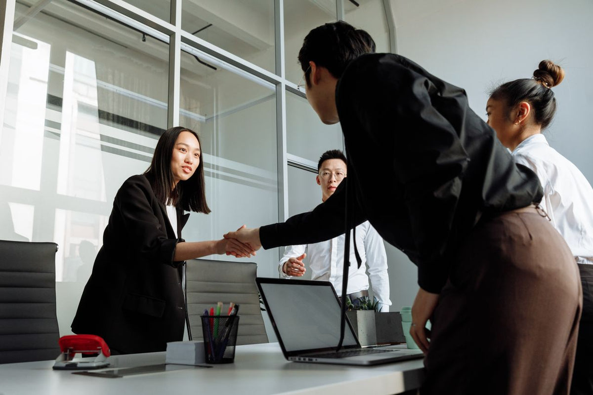 How to Plan an Onboarding Gift for New Employees: Ideas and Best Practices