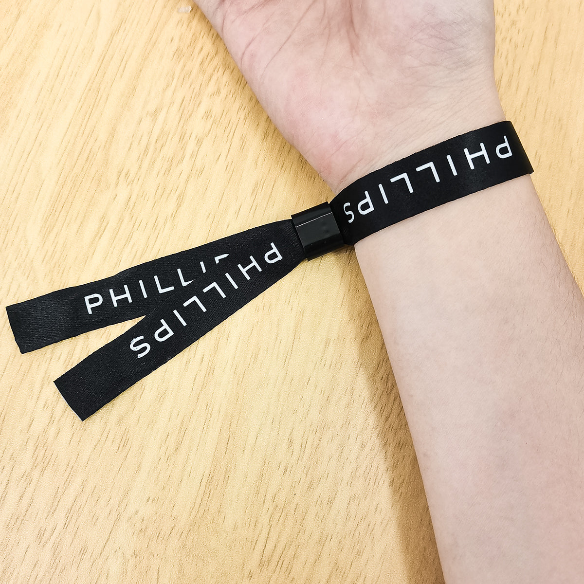 [Case Studies]Phillips | Fabric Wristband